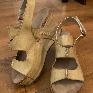 Tan Pierre Dumas platform sandals. 7.5 like- new. Very comfortable!